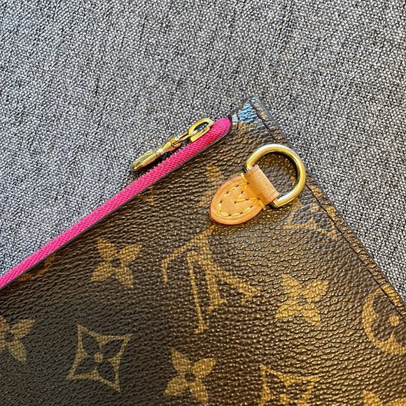 Louis Vuitton Neverfull MM Pochette - Picture 5 of 9
